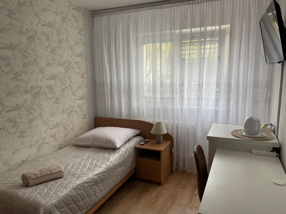 Pokoje Goscinne O-Es-Ha Warszawa Exteriör bild